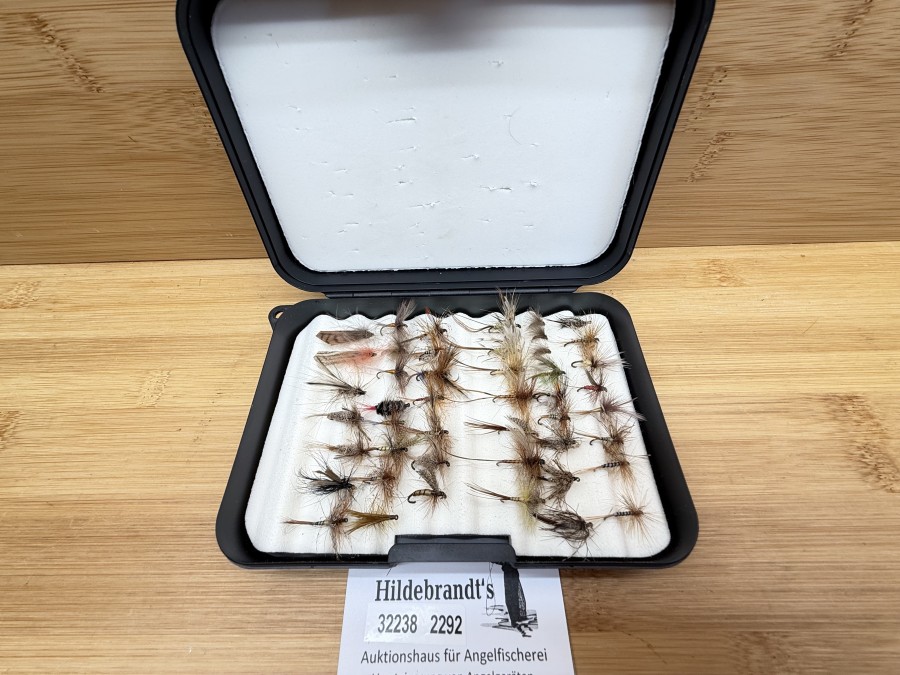 Trockenfliegensortiment, Fliegenbox Marc Petitjean, 145x95x35mm, 46 Fliegen von Devaux und Ragout, #10 - 20, teilweise gefischt