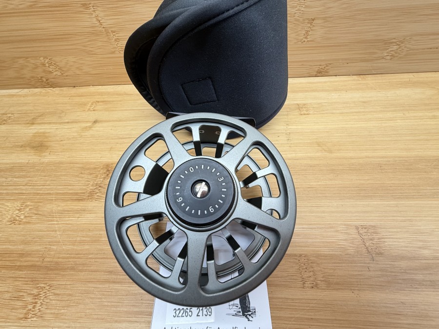 Fliegenrolle, Großkern, #7/9, Links- oder Rechtshand, Rollendurchmesser 94mm, Rollenbreite 41mm, Neoprene Rollentasche, neu im Karton