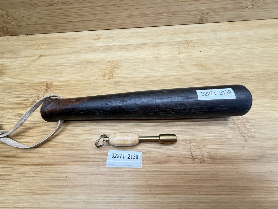 Fischtöter, dunkles Holz, Gewicht im vorderen Bereich, 170mm, dazu ein kleiner Fischtöter-Schlüsselanhänger