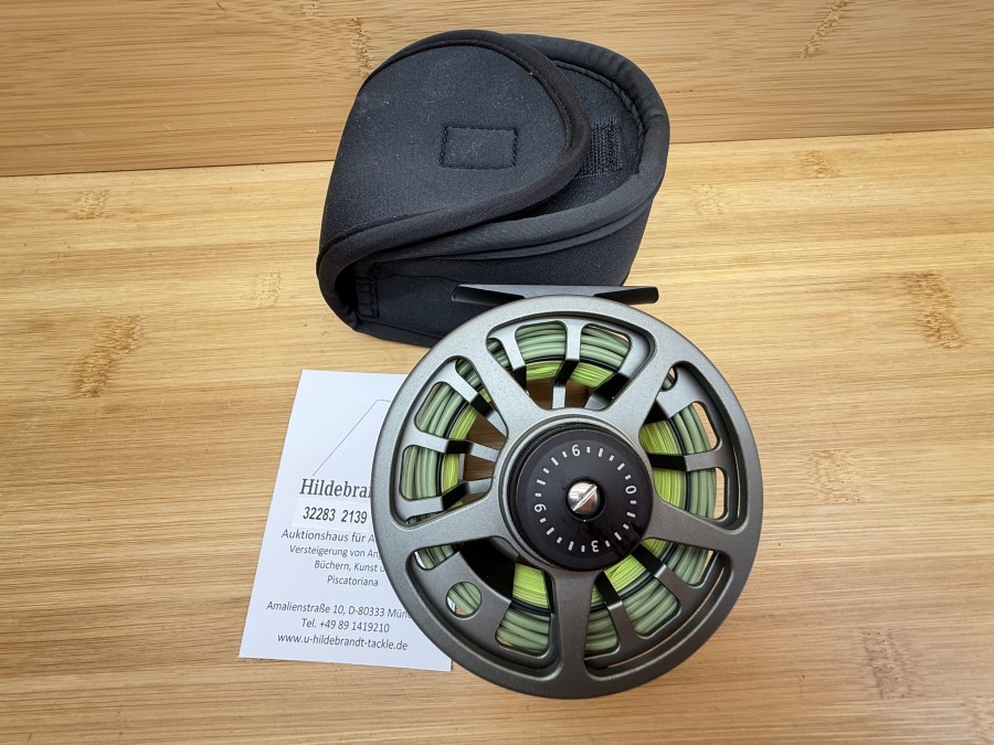 Fliegenrolle, Großkern 7/9, Links- oder Rechtshand, Rollendurchmesser 95mm, Rollenbreite 40mm, Gewicht 209g, mit Fliegenschnur Rio, AFS OutBound 7/8 F, 30g, Neoprene Rollentasche, neu im Karton