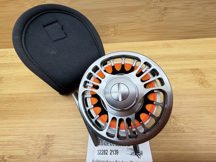 Fliegenrolle, Großkern 3/5, Links- oder Rechtshand, Rollendurchmesser 83mm, Rollenbreite 37mm, Gewicht 170g, mit Fliegenschnur OPST Commando Smooth 150grains, #3, Neoprene Rollentasche, neu im Karton