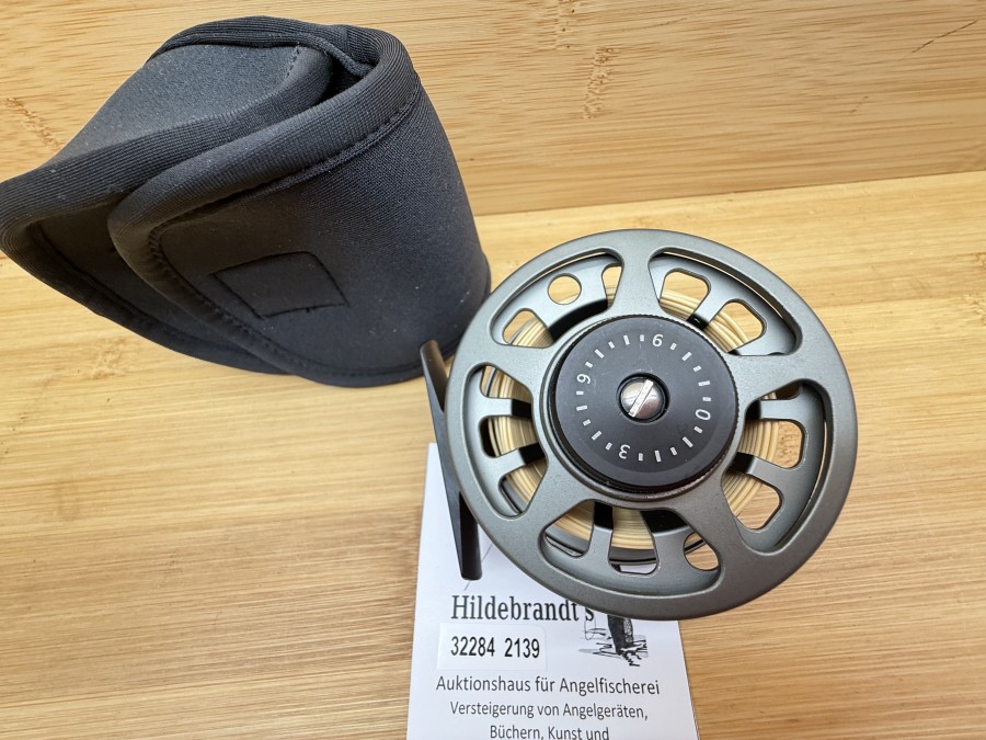 Fliegenrolle, Großkern 3/5, Links- oder Rechtshand, Rollendurchmesser 77mm, Rollenbreite 40mm, Gewicht 155g, mit gefischter Fliegenschnur WF 4 F, Neoprene Rollentasche, neu im Karton