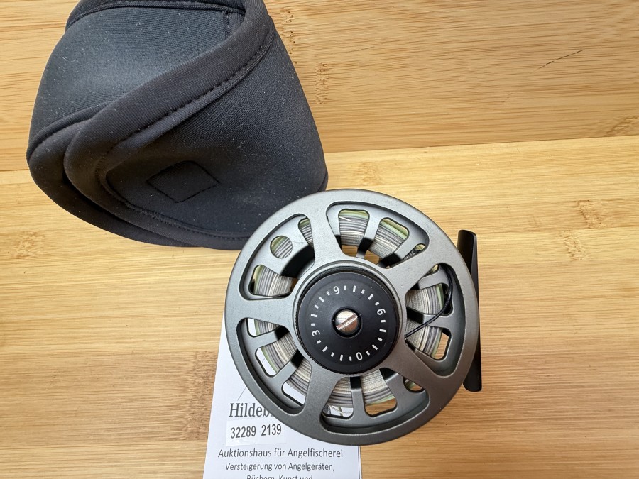 Fliegenrolle, Großkern 5/7, Links- oder Rechtshand, Rollendurchmesser 85mm, Rollenbreite 40mm, Gewicht 190g,  Fliegenschnur WF 6 F, grau/orange/oliv, Neoprene Rollentasche, neu im Karton