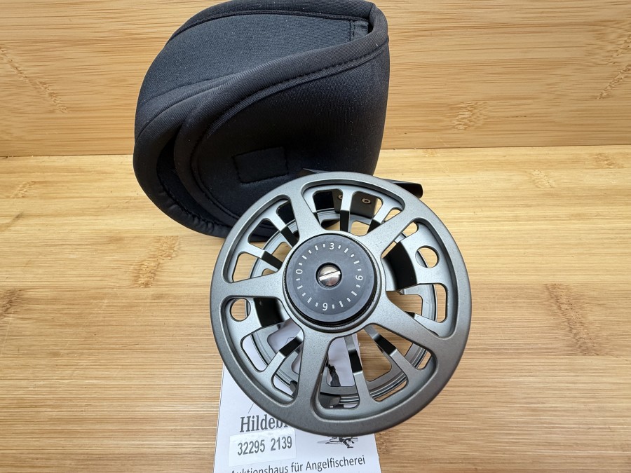 Fliegenrolle, Großkern 7/9, Links- oder Rechtshand, Rollendurchmesser 94mm, Rollenbreite 42mm, Gewicht 163g, Neoprene Rollentasche, neu im Karton