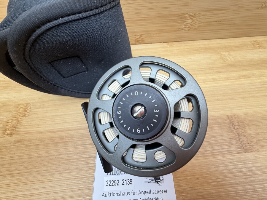 Fliegenrolle, Großkern 3/5, Links- oder Rechtshand, Rollendurchmesser 77mm, Rollenbreite 40mm, Gewicht 159g, mit gefischter Fliegenschnur DT 4 F, Neoprene Rollentasche, neu im Karton