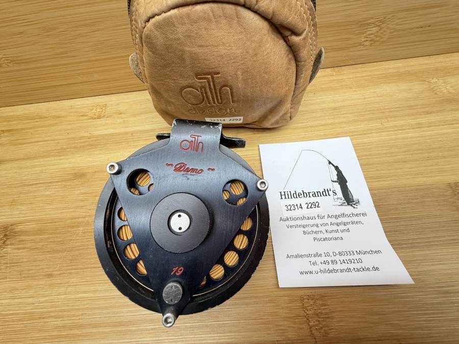 Fliegenrolle, Ari t Hart, Demo, 19, Linkshand, Rollendurchmesser 80mm, Rollenbreite 30mm, Gewicht 198g, mit Trockenfliegenschnur Hardy WF 6 F, Leder Rollentasche, Gebrauchsspuren. Von dieser Rolle wurden 30 Stück gebaut