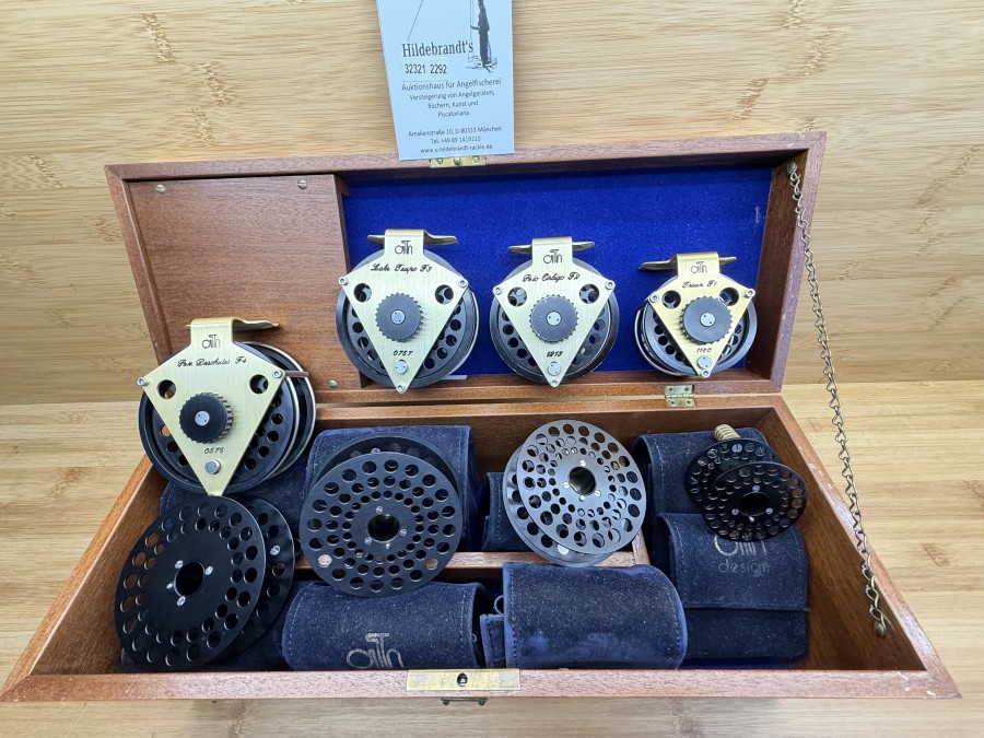 Fliegenrollenset im Holzkoffer, Ari t Hart, Traun F 1, 1180, Rollendurchmesser 77mm, Rollenbreite 30mm, Gewicht 132g, Reservespule, Rio Origo F 2, 1813, Rollendurchmesser  80mm, Rollenbreite 30mm, Gewicht 154g, Reservespule, Lake Taupo F 3, 0757, Rollendurchmesser 89mm, Rollenbreite 30mm, Gewicht 152g, Reservespule, Rio. Beschutes F 4, 0576, Rollendurchmesser 95mm, Rollenbreite 30mm, Gewicht 175g, Reservespule, leichte Gebrauchsspuren