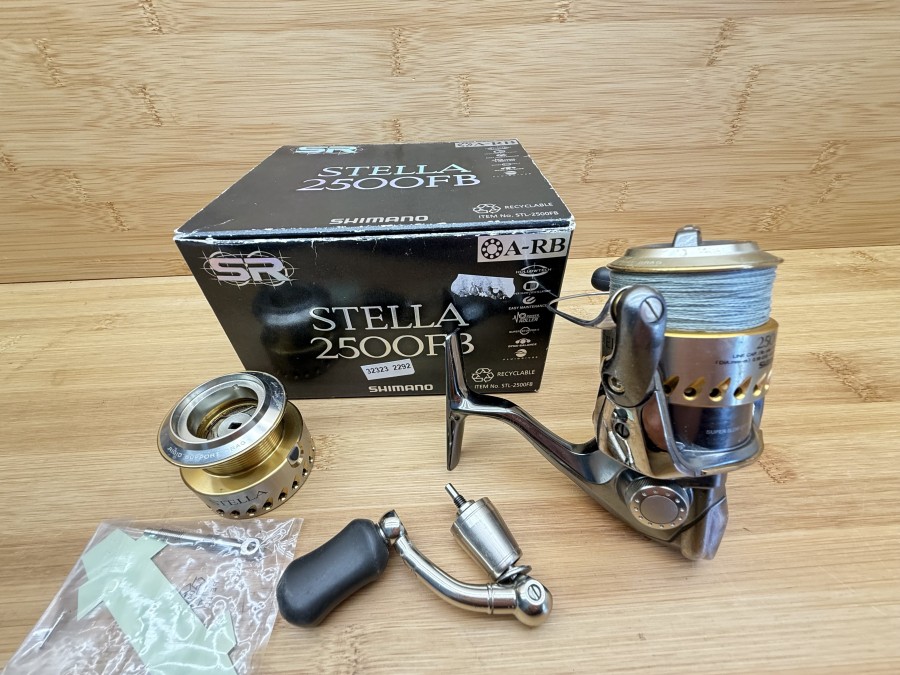 Stationärrolle, Shimano, Stella 2500 FB, Japan, mit geflochtener Schnur, Reservespule, Ersatzkurbel, im Karton, Gebrauchsspuren