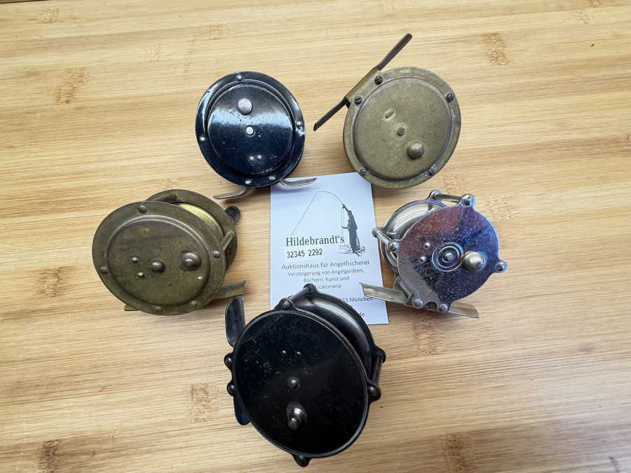 5 Vintage Angelrollen, verschiedene Hersteller, keine Markung, starke Gebrauchsspuren