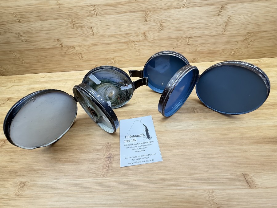 2 Vorfachdosen, Weißblech, 105mm Durchmesser, mit Vorfach und Lachsfliegen, Vorfachdose, Storch gemarkt, Gebrauchsspuren