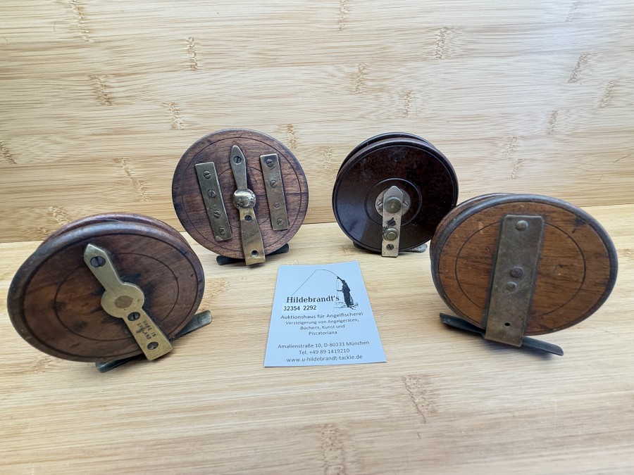 4 Vintage Angelrollen, Holz, Rücken und Fuß Messing, Durchmesser 101mm, 76mm, 75mm, und eine Rolle, Bakelit, 95mm, Gebrauchsspuren