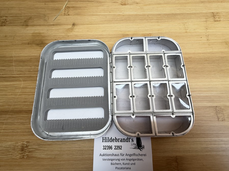 Fliegenbox, Wheatley, Silmalloy Metal, 125x95x95mm, 12 Springdeckelfächer, Foameinlage, Gebrauchsspuren