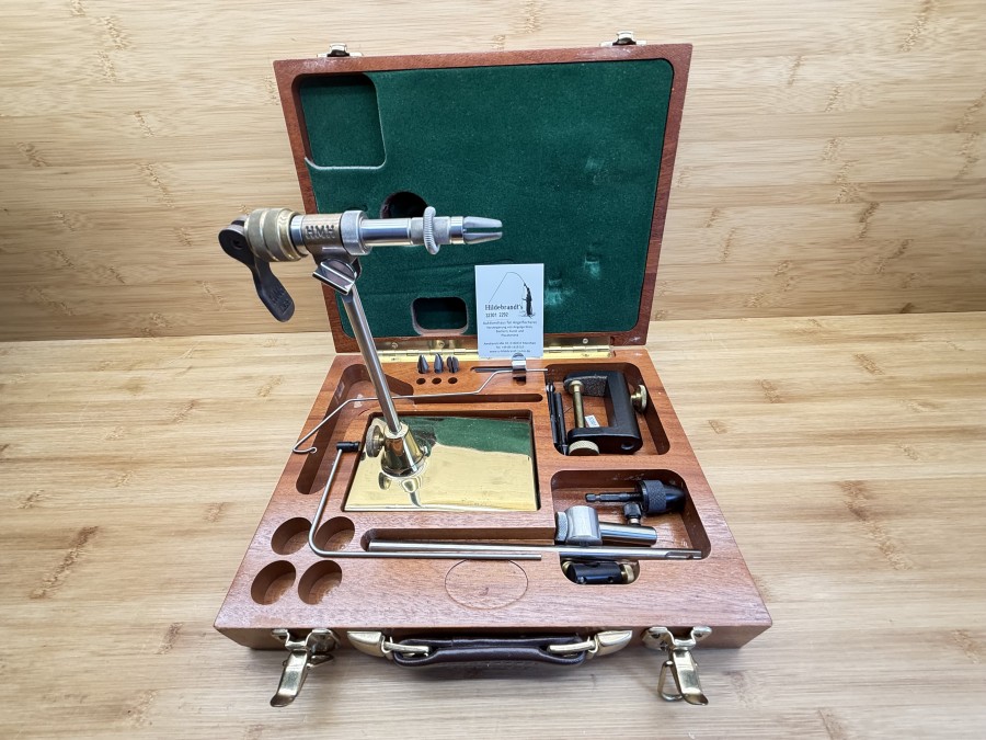 Fliegenbindestock, HMH, A.P.I., Bodenplatte, Tischklemme, verschiedene Backen, Zubehörteile, im massiven Holzkoffer, sehr selten