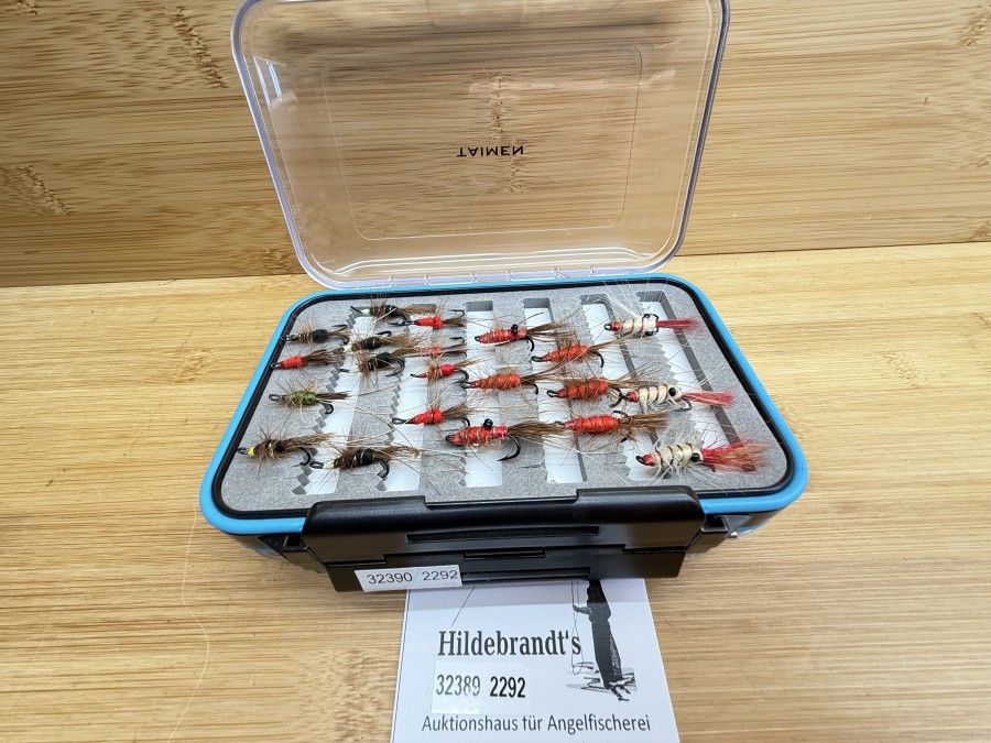 Lachsfliegensortiment, Doppeldecker Fliegenbox, Foameinlage, 150x100x45mm, 34 Lachsfliegen, Doppelhaken und Drilling, für Island, teilweise gefischt