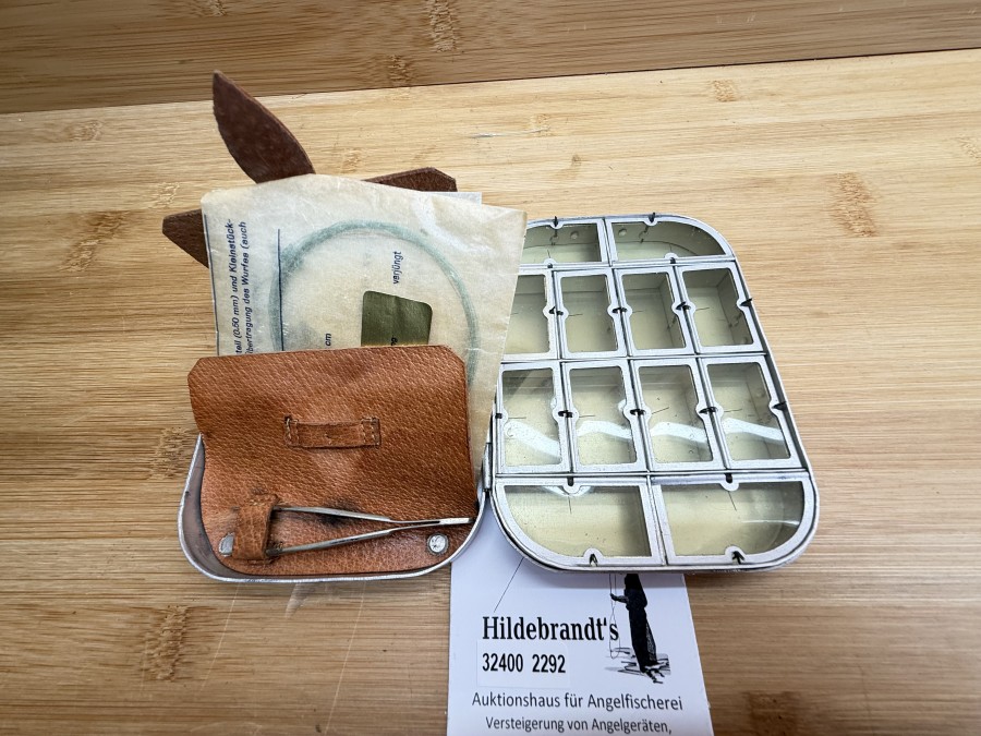 Fliegenbox, Wheatley, Silmalloy Metal, 125x95x25mm, 12 Springdeckelfächer, Lederfach für Vorfach, Pinzette, Gebrauchsspuren