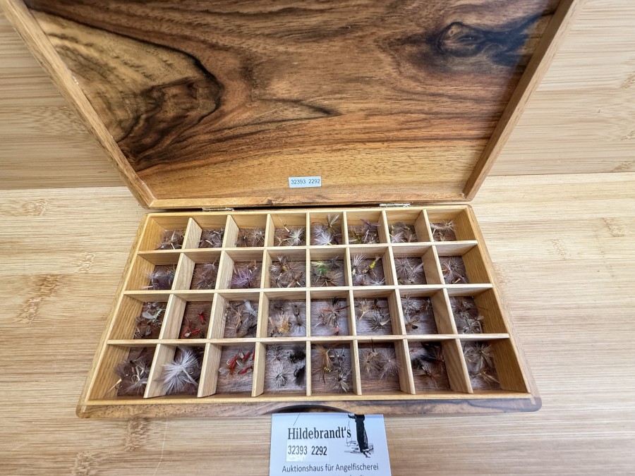 Trockenfliegensortiment, Holzbox mit 32 Fächern, 255x135x36mm, 160 Trockenfliegen von Devaux, Ragot und anderen Herstellern, Grösse 14 - 22, gute Qualität