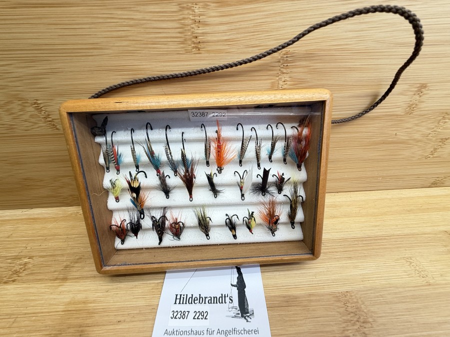Lachsfliegensortiment, Holzbox, Marc Petitjean, 150x110m, Foameinlage, 30 Lachsfliegen, Einzel-, Doppelhaken und Drilling, teilweise gefischt