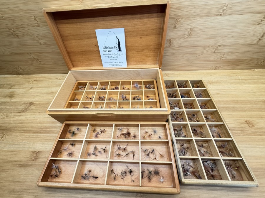 Trockenfliegensortiment, schöne Holzbox, 3 Etagen, 54 Fächer, 270 Trockenfliegen von Devaux, Ragot und anderen französischen Herstellern, sehr gute Qualität
