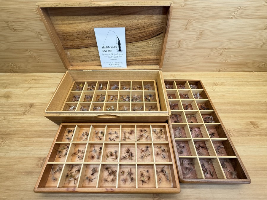 Trockenfliegensortiment, schöne Holzbox, 3 Etagen, 63 Fächer, 315 Trockenfliegen von Devaux, Ragot und anderen französischen Herstellern, sehr gute Qualität