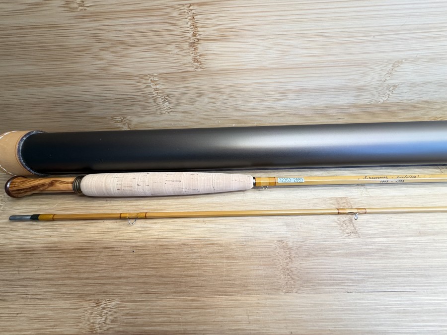 Gespliesste Fliegenrute, "brunner - austria", 3/94, Nr A. 12/30, 30 Jahre 1963 - 1993, 2tlg., 2,20m, #4, Gewicht 96g, Hülsenstopfen, Futteral, Alu Transportrohr mit Lederkappen, ungefischt, Transportlänge 1160mm