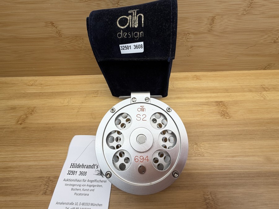 Fliegenrolle, ATH, S2, 694, Linkshand, Rollendurchmesser 97mm, Rollenbreite 34mm, Gewicht  211g, Rollentasche, neu