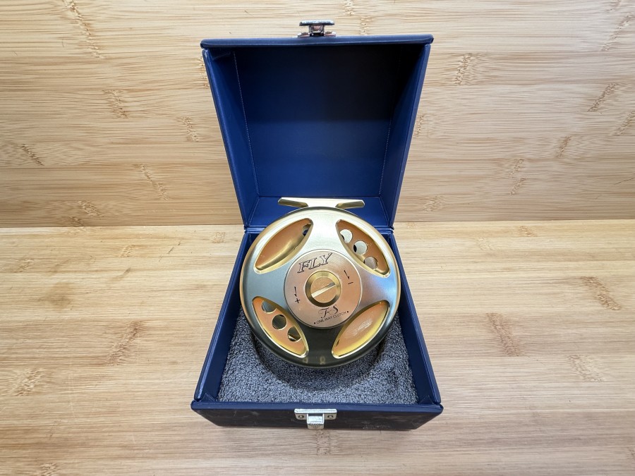 Salzwasser Fliegenrolle, Shina, Fly Reel FS, SAF, Neo Classic Design For Prestige, Links- oder Rechtshand umstellbar, Rollendurchmesser 102mm, Rollenbreite 53mm, Gewicht 348g, sehr starke Bremse, ungefischt im Karton