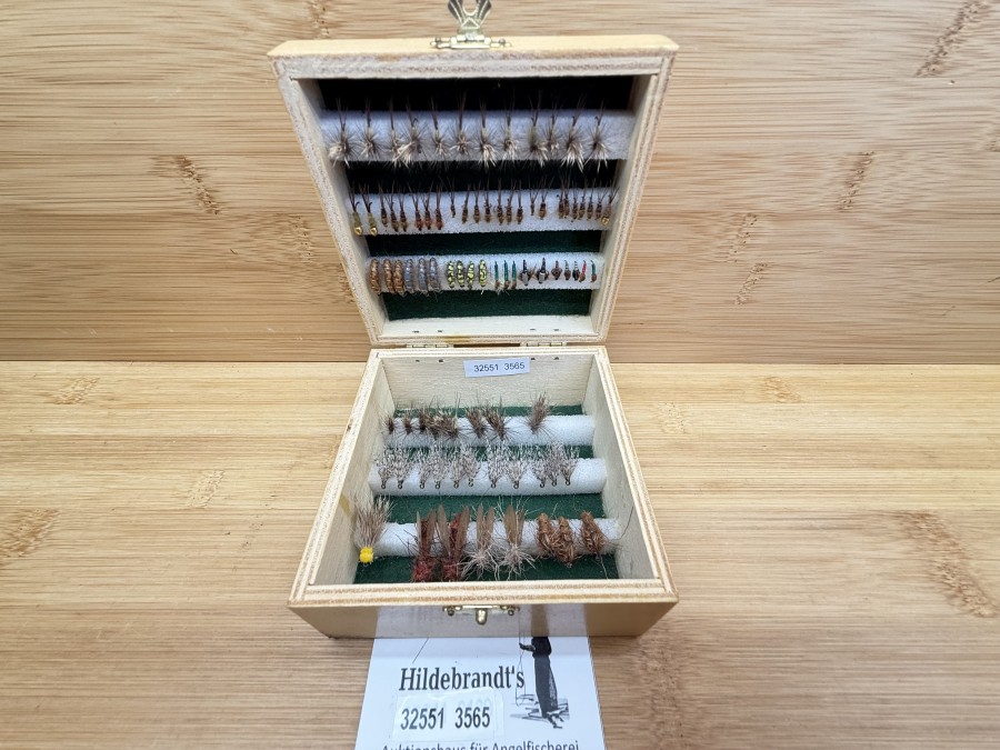 Fliegensortiment, gebunden von Paul Lupuji, 8 Sedge, Grösse 12, 11 Nassfliegen, Grösse 12, 8 Parachute, Grösse 12, 12 Parachute, Grösse 16, 44 Nymphen, Grösse  12 bis 20, in Holzbox, sehr gute Qualität