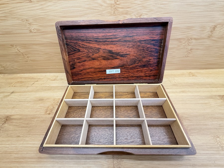 Fliegenbox, Holzbox mit einer ausgeprägten, rotbraunen Holzmaserung, 195x115x35mm, 12 Fächer, sehr guter Zustand