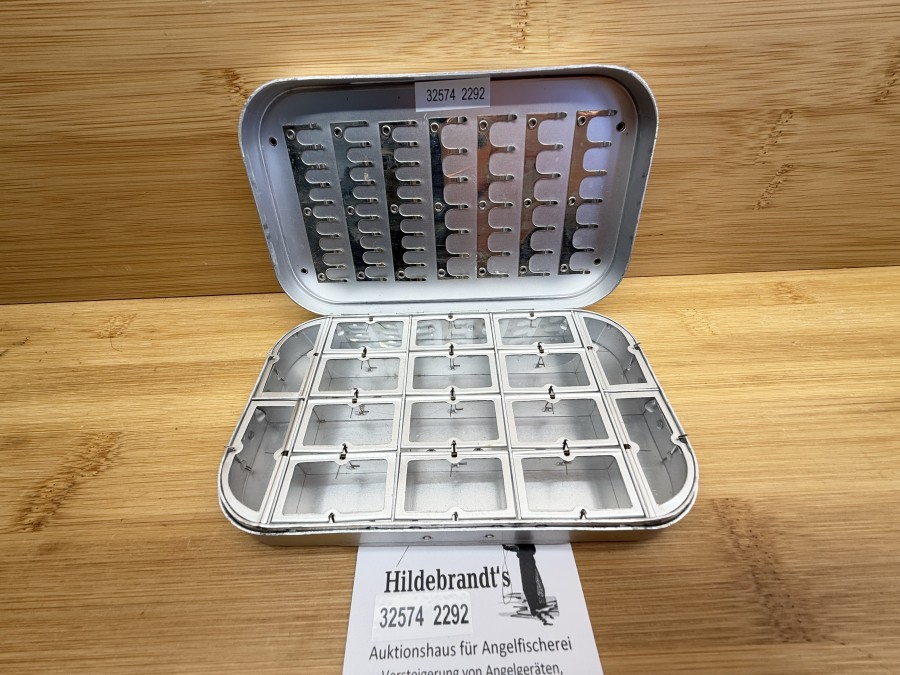 Fliegenbox, Wheatley, RW, Made in England, Silmaloy Metal, 155x90x30mm, 16 Springdeckelfächer, 58 Halteclips, Gebrauchsspuren