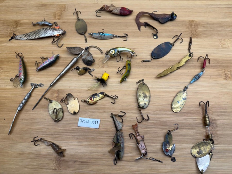 Kunstköder, 26 Wobbler, Spinner, Löffel, Köderfischsysteme, verschiedene Hersteller, aus der Isar im Laufe der vergangenen 20 Jahre getaucht, teilweise wieder an Isarfischern verkauft, Gebrauchsspuren
