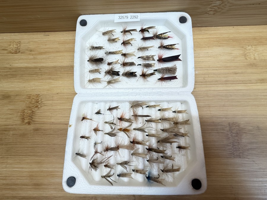 Trockenfliegensortiment, 67 Stück in Orvis Schaumstoffbox, 125x85x30mm, überwiegend Sedge, Grösse 12 bis 20, Devaux und Ragot, gute Qualität