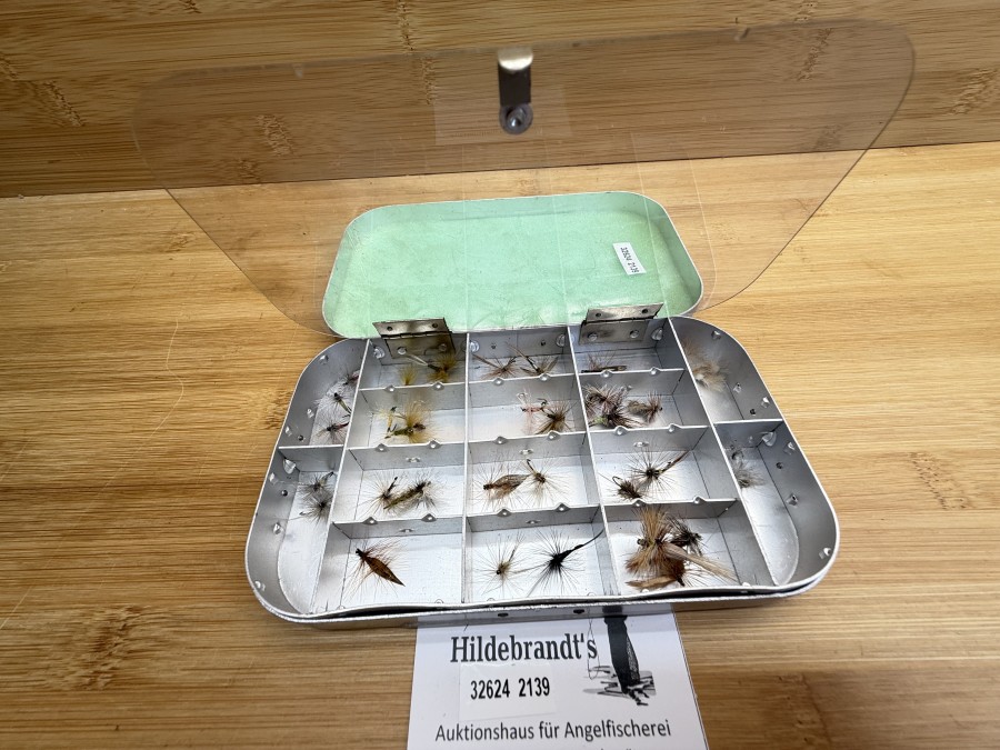 Fliegenbox, Wheatley, Silmalloy Metal, 155x90x28mm, 16 Fächer, Schaumstoffeinlage, mit 35 Trockenfliegen,