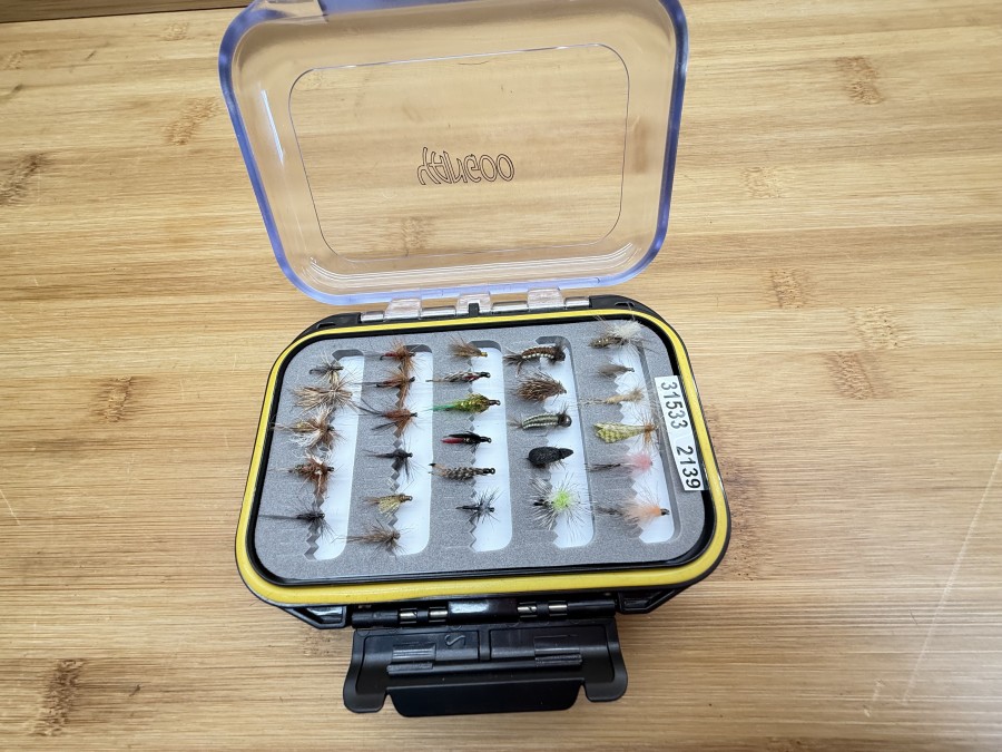 Doppeldecker Fliegenbox, Grösse 130x90x40mm, beidseitig geschlitzte Foameinlage, mit 53 Nymphen und Trockenfliegen, sehr gute Qualität