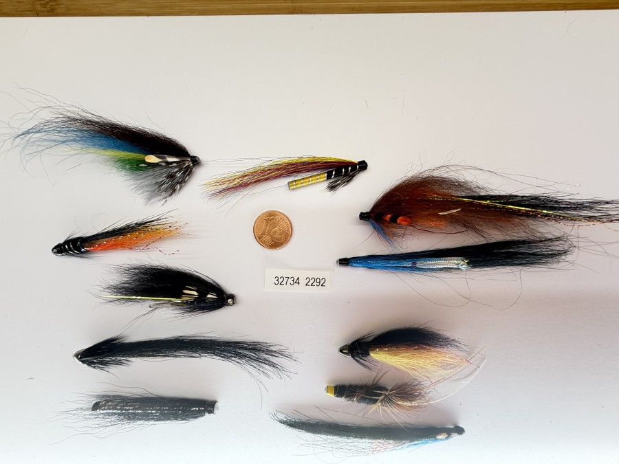 Tubenfliegensortiment, 12 Stück, verschiedene Hersteller, in Kunststoffbox, 155x90x20mm, gute Qualität