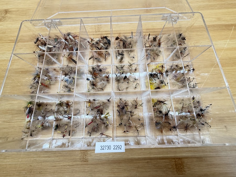 Trockenfliegensortiment, Plano Kunststoffbox, transparent, 275x185x40mm, 450 Trockenfliegen von Devaux, Ragot und anderen französischen Herstellern, Grösse 10 bis 20, für Äschen und Forellen