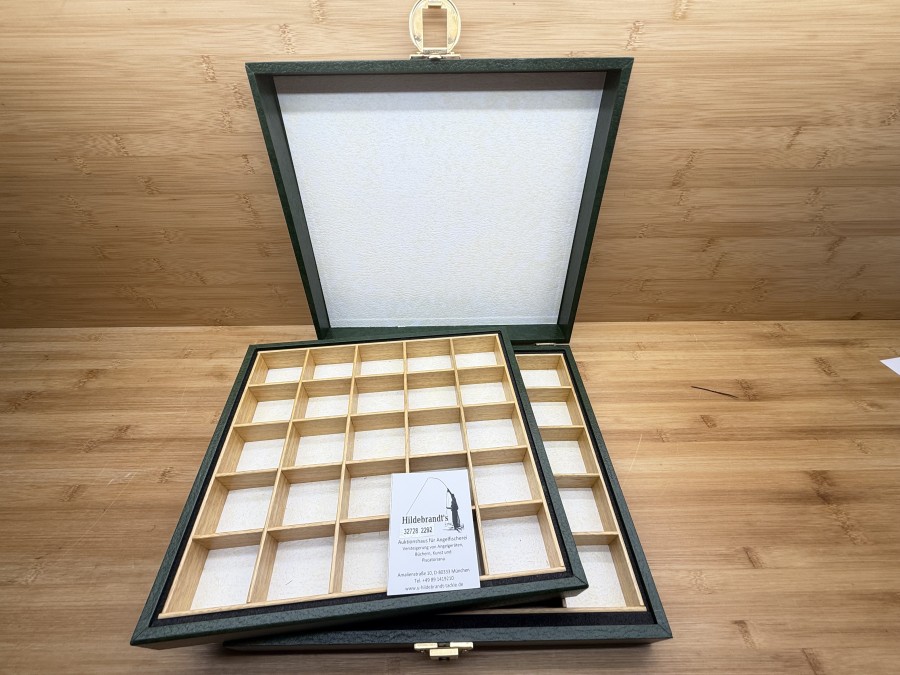Fliegenbox, Kunstlederbezug, 340x310x75mm, 25 Fächer am Boden fest, Einsatz mit 25 Fächer herausnehmbar, sehr schöne Box, leichte Gebrauchsspuren