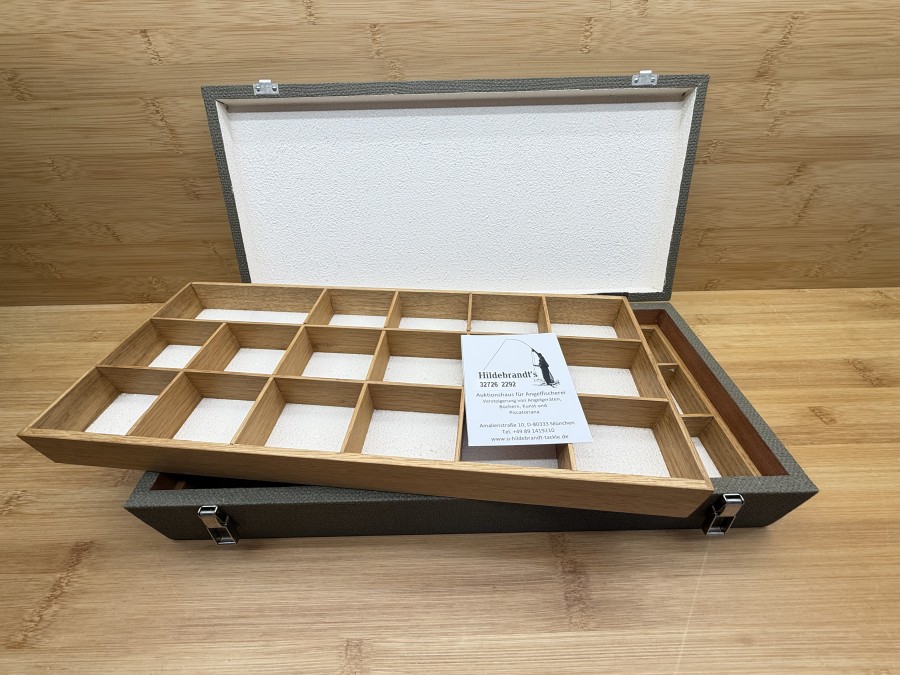 Fliegenbox, Kunstlederbezug, 400x185x75mm, 18 Fächer am Boden fest, Einsatz mit 17 Fächer herausnehmbar, sehr schöne Box, leichte Gebrauchsspuren