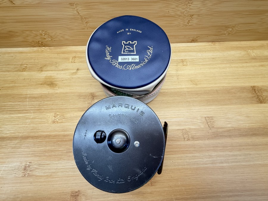 Lachsfliegenrolle, Made by Hardy Bros Ltd England, Marquis Salmon No. 2, Rollendurchmesser 105mm, Rollenbreite 44mm,  Gewicht 295g, mit Backing, Rollentasche, Gebrauchsspuren