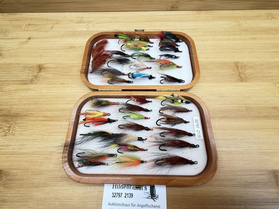 Lachsfliegen Sortiment, 37 Stück auf Mustad Einzel- bzw Doppelhaken, Grösse 8 bis 1, in Wheatley Holzbox, 160x100x30mm, Fliegen ungefischt, Box Gebrauchsspuren