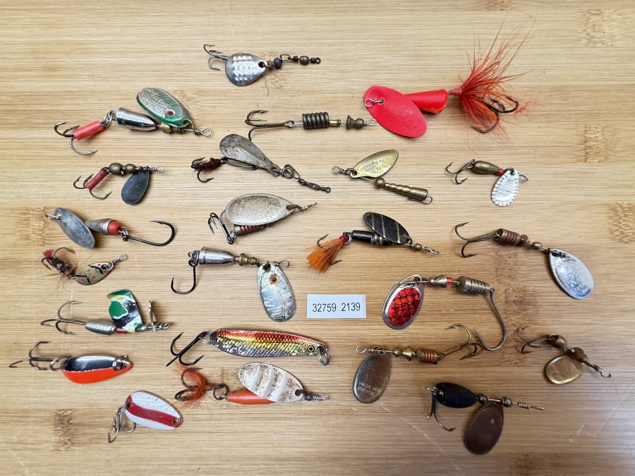22 Kunstköder, Abu, Lee Thomson, Mepps, Mitchell und ungemarkte Köder, teilweise gefischt, in Kunststoff Box