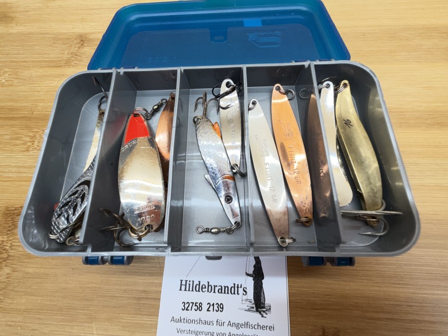 21 Kunstköder, Bete, Boss 12, Cotner, Grusader, Hansen, Ir Fax,  Landa Luke, Mozzi,  und ungemarkte Köder, teilweise gefischt, in Plano Box