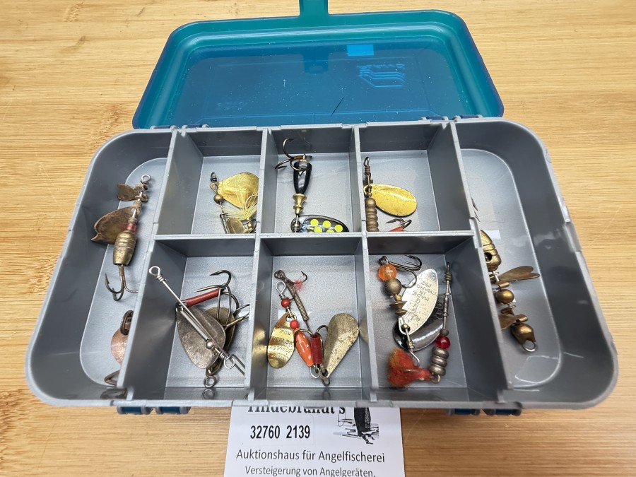 22 Kunstköder, Balzer, Blue Fox, Ce Belle, Damyl, Le Tourbillon, Mepps, Mitchell, und ungemarkte Köder, teilweise gefischt, in Plano Box