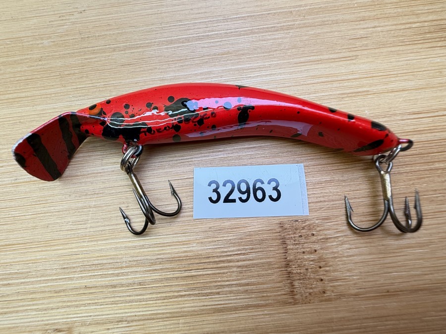 Wobbler, Turus Ukko, Handmade in Finland, gemarkt, rot/schwarz gesprenkelt, 7cm, 5,50g, ungefischt