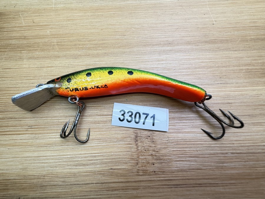 Wobbler, Turus Ukko, Handmade in Finland, gemarkt, rot/gelb/oliv, schwarze Punkte, 7cm, 5,00g, ungefischt