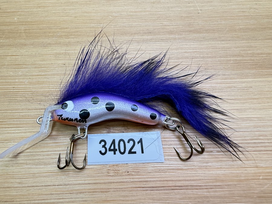 Wobbler, Turunen Finland, gemarkt, 4cm, 4g, rot/silber/violett/schwarz, violetter Fellstreifen, ungefischt