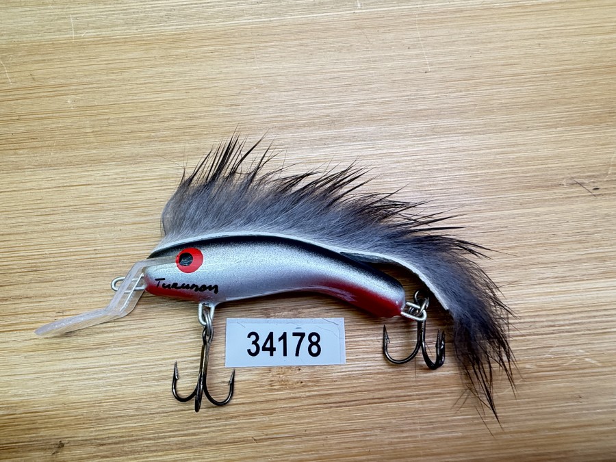 Wobbler, Turunen Finland, gemarkt, 6cm, 8g, rot/silber, grauer Fellstreifen, ungefischt