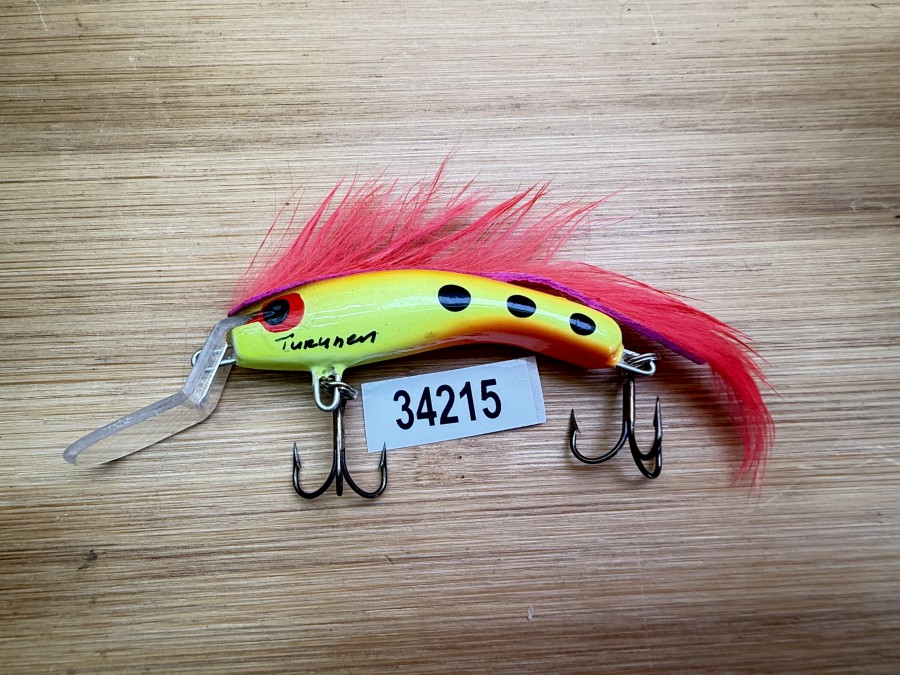 Wobbler, Turunen Finland, gemarkt, 6cm, 8g, rot/gelb/schwarz, roter Fellstreifen, ungefischt