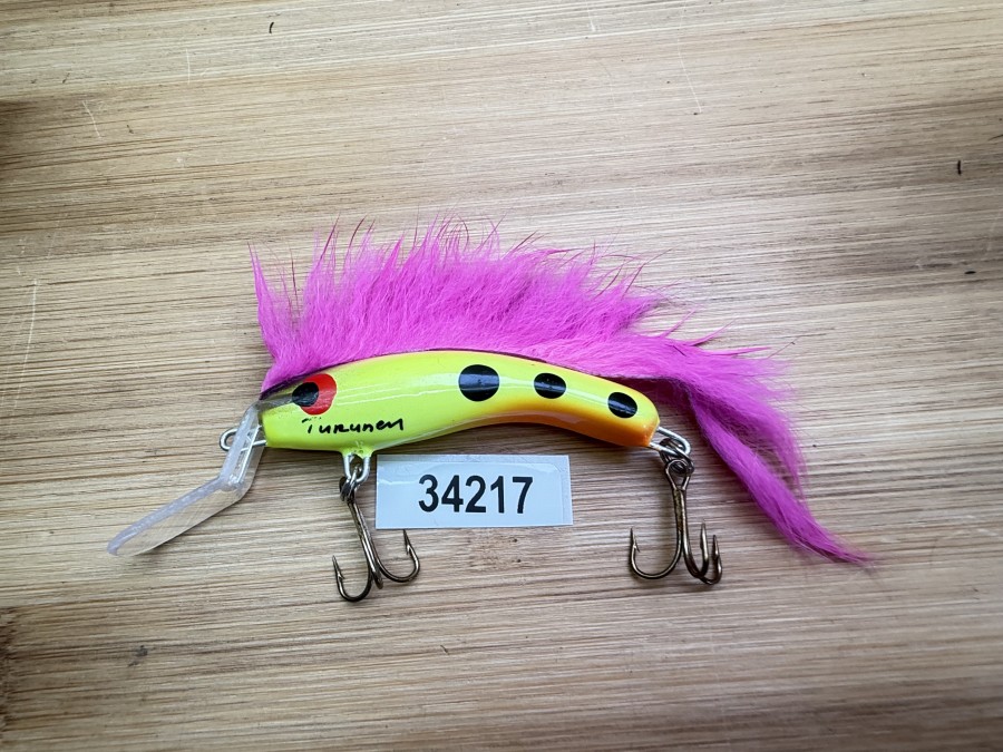 Wobbler, Turunen Finland, gemarkt, 6cm, 8g, rot/gelb/schwarz, rosa Fellstreifen, ungefischt