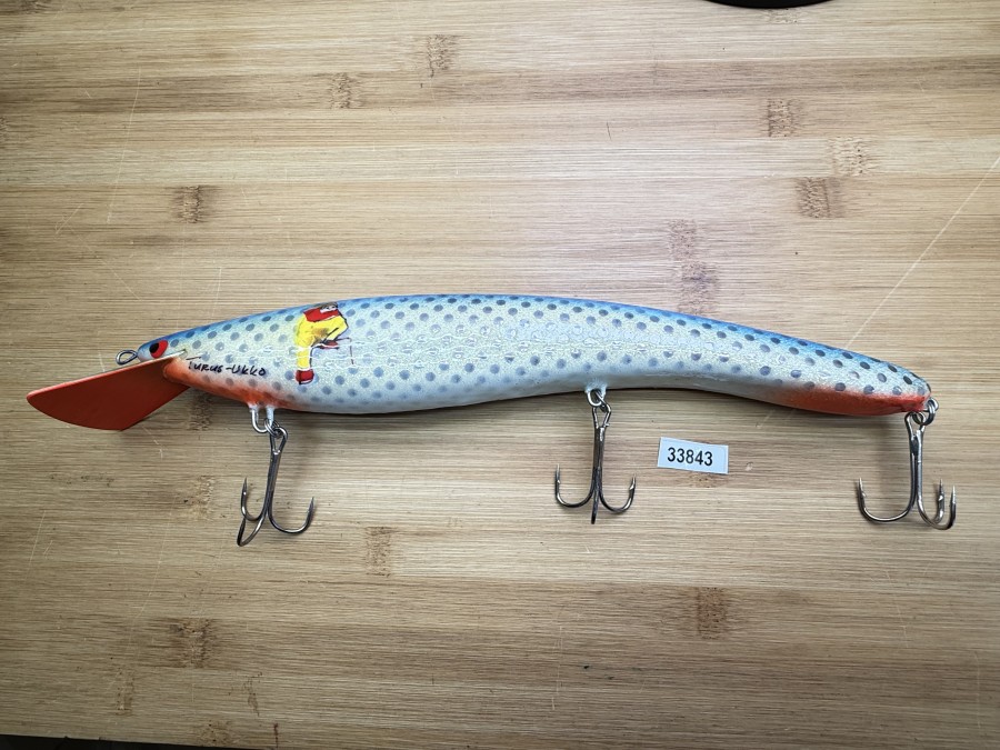 Wobbler, Turus Ukko Sonderedition Januar 1991, Handmade in Finland, Turus Ukko gemarkt, Tommy kuu 1/5, rot/beige/gold/blau, 30cm, 152g, ungefischt