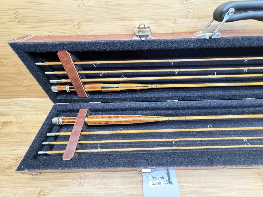 2 Gespliesste Fliegenruten. Rolf Baginski, 1525, 3tlg., 7.6", #4, 150g, und 1529, 3tlg., 7.6", 4, 125g, jeweils mit Reservespitze, Neusilber Hülsen, Achatringen, ausgefallenen Griffen, Neusilber Schubrollenhalter, Seidenwicklungen, von Hand gespaltener und gehobelter Bambus, dreifache Tauchlackierung mit speziell abgestimmtem Lack, Ruten im eigens dafür gefertigten Koffer 860x155x80mm. Jede dieser Ruten ist ein Unikat und exklusives Einzelstück.